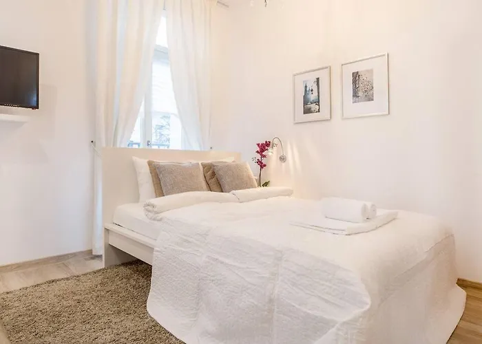 Old Town Apartments - T32